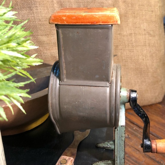Victoria VTG Antique Hand Crank Grater Farmhouse Kitchen Home Decor Tool - Picture 5 of 16